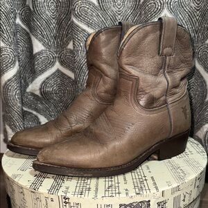 Frye Billy Short western boots in taupe distressed leather SZ 7.5